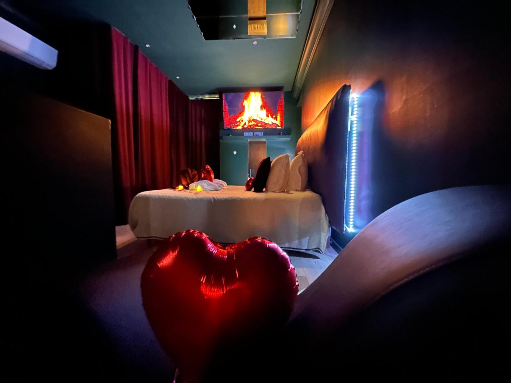 Mieuxqualhotel Jacuzzi Privatif Velvet Desire Bordeaux Exterior photo