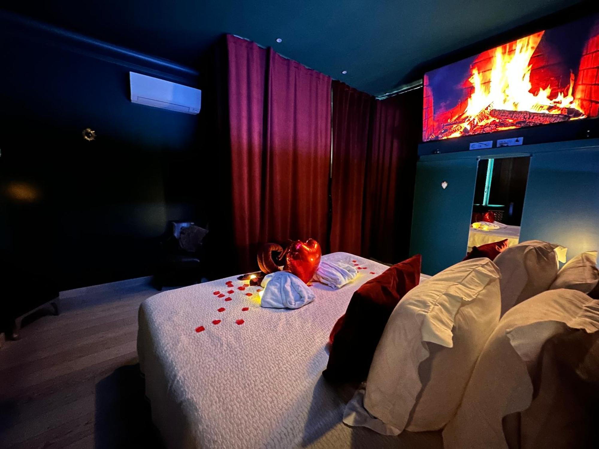 Mieuxqualhotel Jacuzzi Privatif Velvet Desire Bordeaux Exterior photo